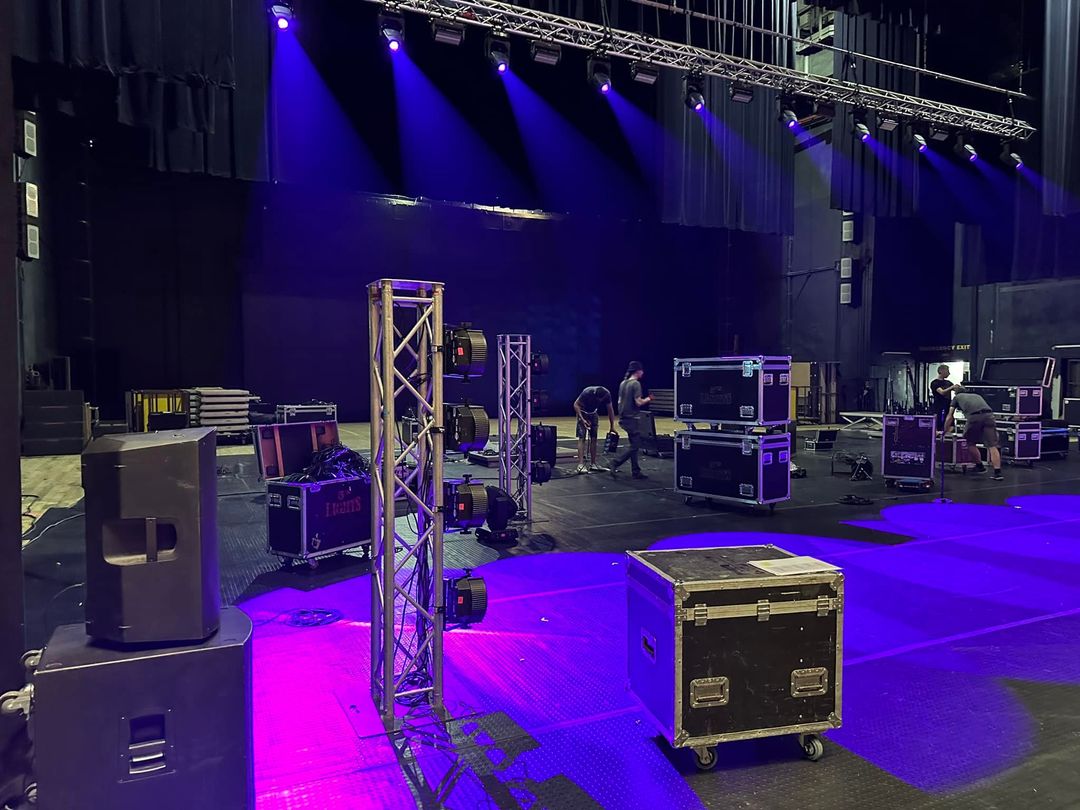 JulienDassin's tweet photo. Préparation du National Theater de Sofia Bulgarie pour le spectacle de Julien Dassin ce soir. SHOW COMPLET, 3500 spectateurs pour ce live show #dassinbydassin #joedassinstory #fglmusic #JulienDassin #sofiabulgaria #bulgaria https://t.co/6rvezkoHna