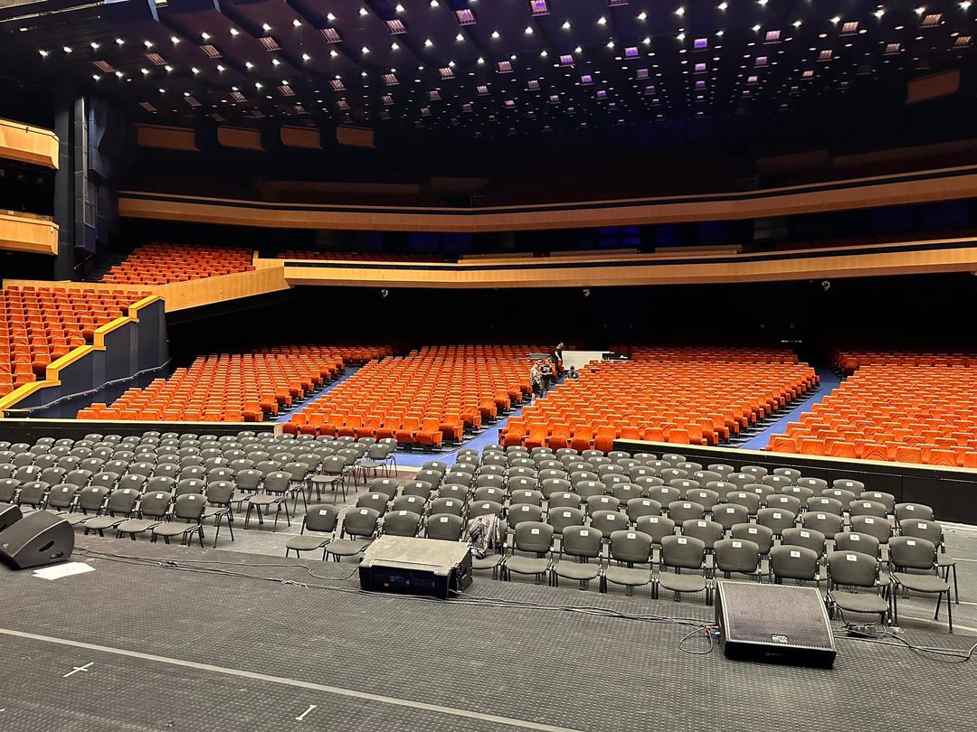 JulienDassin's tweet photo. Préparation du National Theater de Sofia Bulgarie pour le spectacle de Julien Dassin ce soir. SHOW COMPLET, 3500 spectateurs pour ce live show #dassinbydassin #joedassinstory #fglmusic #JulienDassin #sofiabulgaria #bulgaria https://t.co/6rvezkoHna