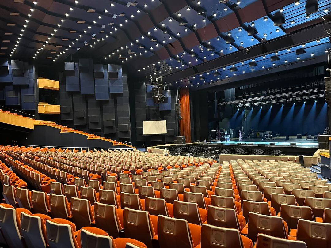 JulienDassin's tweet photo. Préparation du National Theater de Sofia Bulgarie pour le spectacle de Julien Dassin ce soir. SHOW COMPLET, 3500 spectateurs pour ce live show #dassinbydassin #joedassinstory #fglmusic #JulienDassin #sofiabulgaria #bulgaria https://t.co/6rvezkoHna