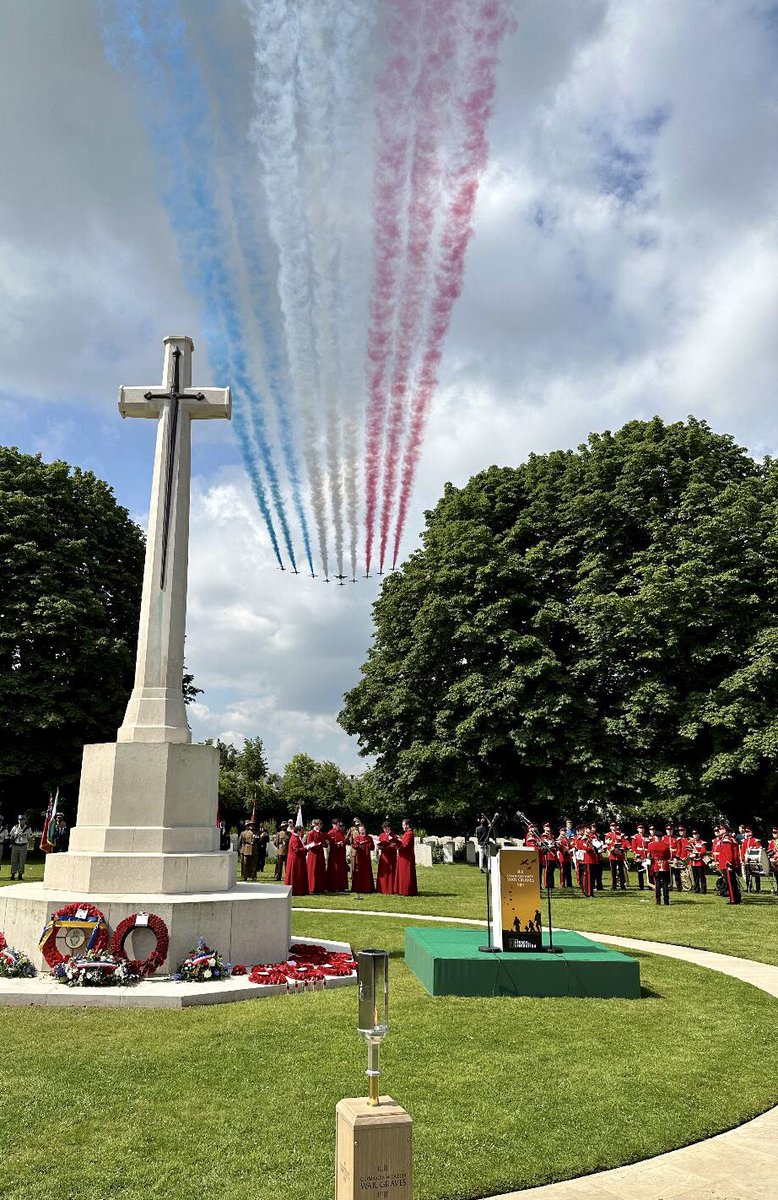 pjkong1969's tweet image. No one does it like The Reds. A truly special flypast by @rafredarrows over @CWGC Bayeux War Cemetery for #DDay80Ans The addition of a Typhoon in D-Day 80 colours especially poignant.