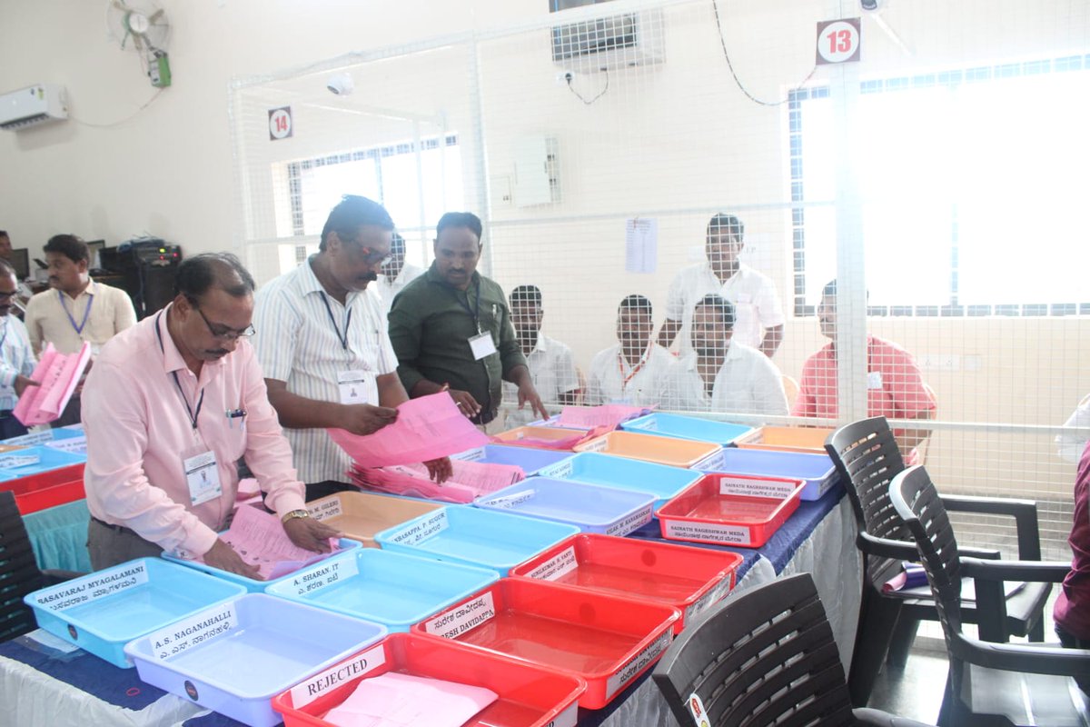 Kalaburgivarthe's tweet photo. #NEGC Election
ಈಶಾನ್ಯ ಕರ್ನಾಟಕ ಪದವೀಧರ ಚುನಾವಣೆ #ಕ್ಷೇತ್ರದ ಚುನಾವಣಾಧಿಕಾರಿ @RCKalaburagi ಕೃಷ್ಣ ಭಾಜಪೇಯಿ, ಸಾಮಾನ್ಯ ವೀಕ್ಷಕ ಎಂ.ಮಹೇಶ್ವರ ರಾವ್ ಅವರ ಸಮಕ್ಷಮ ಬೆಳಿಗ್ಗೆ 8 ಗಂಟೆಗೆ ಸ್ಟ್ರಾಂಗ್ ರೂಂ ಓಪನ್ ಮಾಡಿ ಮತಗಳ ರ್ಯಾಂಡಮೈಷನ್ ಕಾರ್ಯ ಮುಕ್ತಾಯ ಹಿನ್ನೆಲೆ #ಇದೀಗ ಮತ ಎಣಿಕೆ ಆರಂಭವಾಗಿದೆ https://t.co/3VPOdvLQs6