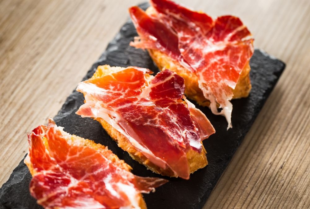 Canamarth's tweet photo. En plena ocupación gabacha de la península, tuvo lugar en este pequeño municipio, un hecho que cambió la historia de España para siempre. ¿Para bien? ¿Para mal? Usted sabrá si quiere desayunar croissant o una tostada con jamón ibérico y aceite cada mañana #TeamJamon 🥩 https://t.co/YiVImdDQMP