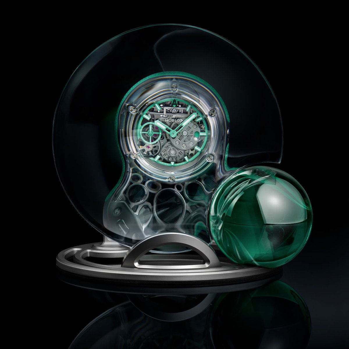 MONOCHROMEwatch's tweet image. ⏳ If you were to guess which of all the big modern watch brands might release a pocket watch today, @Hublot would probably not be very high up on the list.
And yet, here we are: the Hublot Arsham Droplet!
🔎 monochrome-watches.com/hublot-arsham-… #pocketwatch #horology