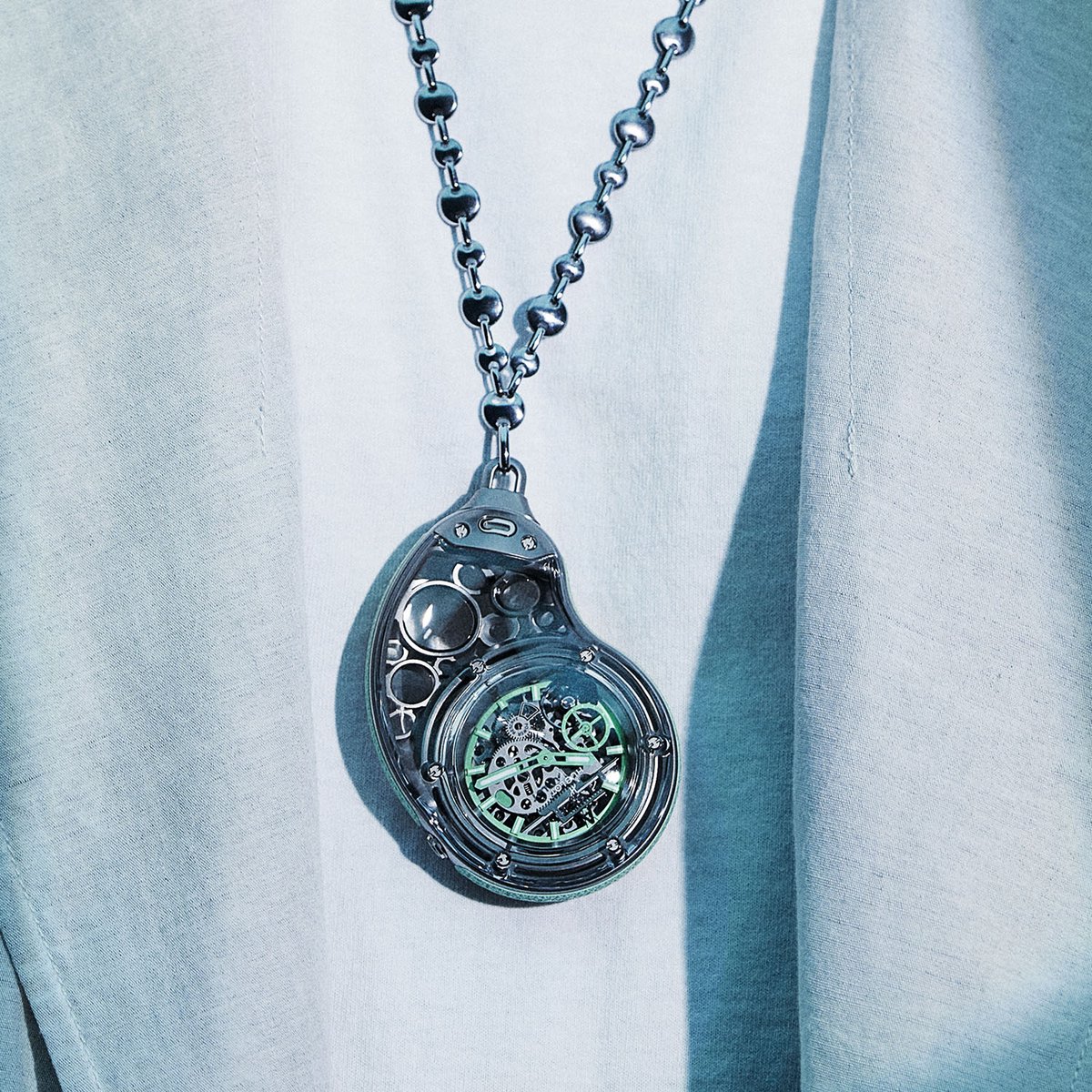 MONOCHROMEwatch's tweet image. ⏳ If you were to guess which of all the big modern watch brands might release a pocket watch today, @Hublot would probably not be very high up on the list.
And yet, here we are: the Hublot Arsham Droplet!
🔎 monochrome-watches.com/hublot-arsham-… #pocketwatch #horology