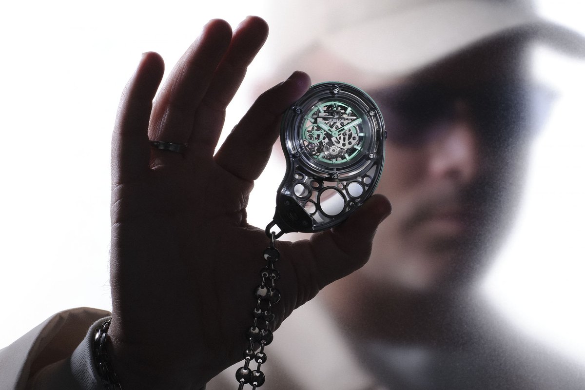 MONOCHROMEwatch's tweet image. ⏳ If you were to guess which of all the big modern watch brands might release a pocket watch today, @Hublot would probably not be very high up on the list.
And yet, here we are: the Hublot Arsham Droplet!
🔎 monochrome-watches.com/hublot-arsham-… #pocketwatch #horology