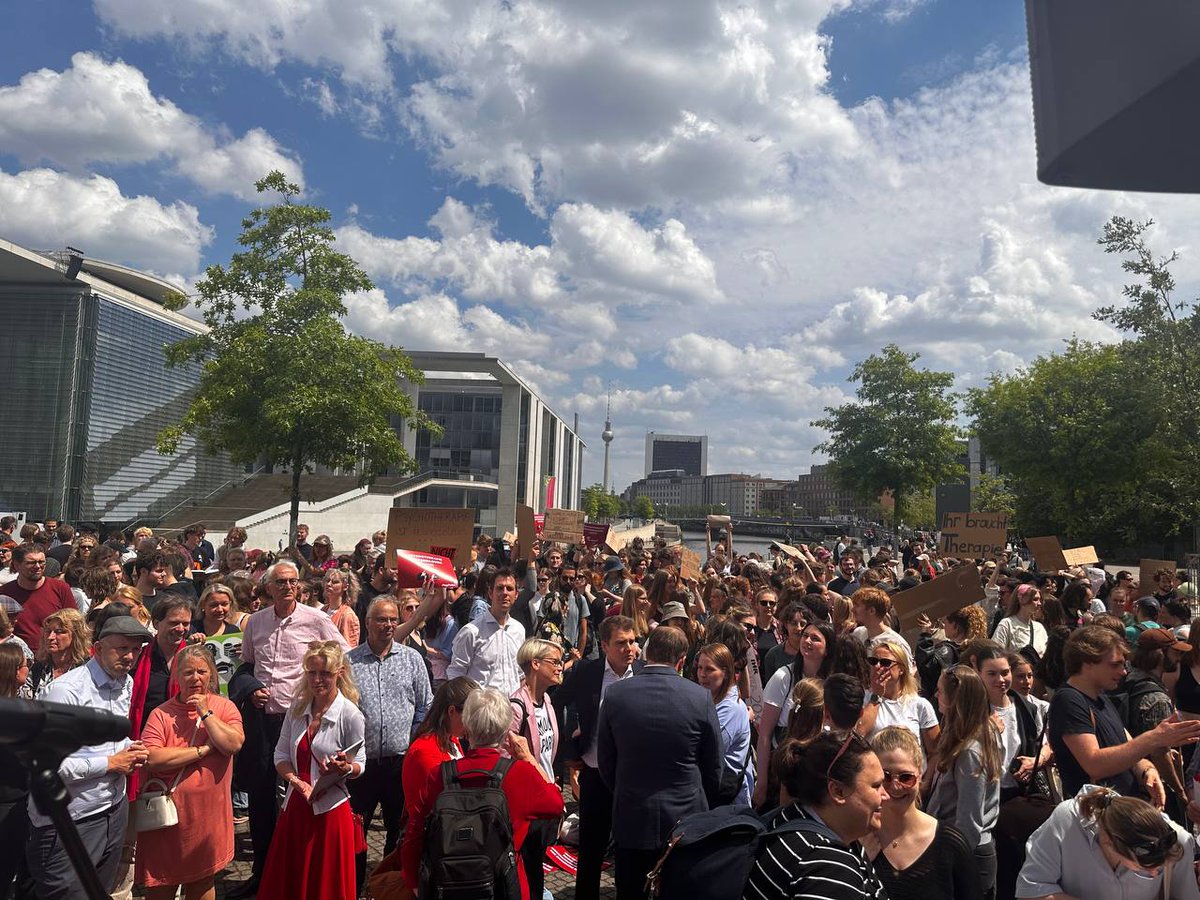 Hunderte Menschen demonstrieren für die Finanzierung der #Psychotherapie-Weiterbildung und fordern gesetzliche Regelungen im #GVSG <a href="/Karl_Lauterbach/">Prof. Karl Lauterbach</a> <a href="/BMG_Bund/">Bundesgesundheitsministerium</a>