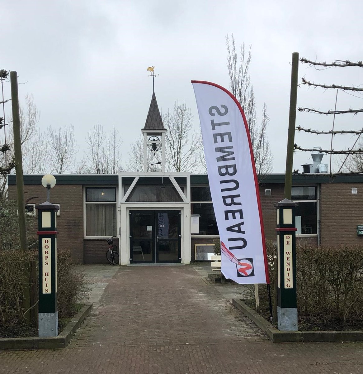 In welk dorpshuis breng jij vandaag je stem uit? In veel dorpshuizen is vandaag een stembureau ingericht voor de #verkiezingenEU. #Vrijwilligers zetten zich in zodat alles goed verloopt in het stemlokaal. Bedankt voor jullie inzet! #Groningen [Foto: dorpshuis Pieterzijl]