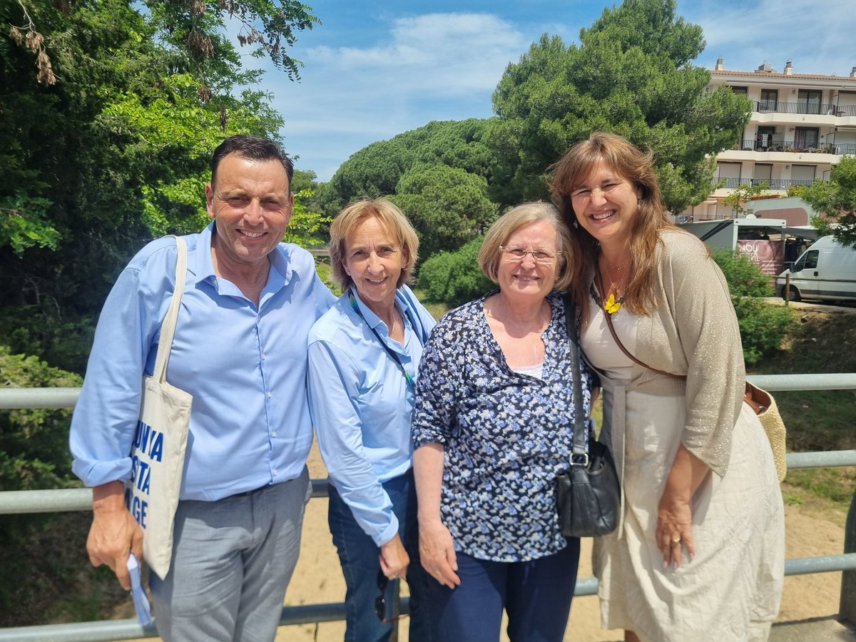 JuntsGirona's tweet photo. 🗳📷 La presidenta @LauraBorras fa campanya per a les eleccions del #9J al mercat de Tossa de Mar, acompanyada de l'alcalde, @MartiPujals, les exalcaldesses @Imma_Colom i Rosa Monrabà, el president local, Josep Esteve Climent, el candidat @DavidMasRosello i el diputat @francescd. https://t.co/YG1qNDKaqo