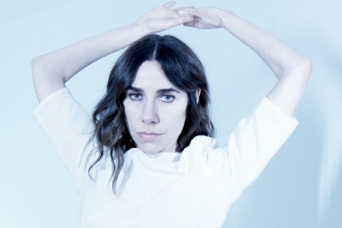 alexvicente's tweet image. Hablé con PJ Harvey sobre la suerte de debutar en los noventa, sus distintas reinvenciones, su capacidad de oír voces y ver fantasmas, el mágico paisaje de Dorset, los dos intentos (fallidos) de convertirla en un producto y su tentación de dejar la música elpais.com/cultura/2024-0…