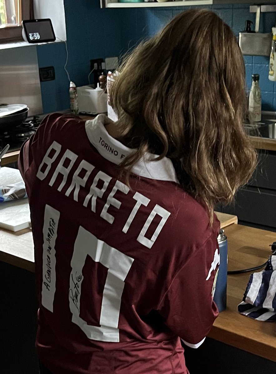 Papà oggi ultimo giorno posso andare a scuola con la maglia di Buongiorno?
Ma no emma la hanno già vista tutti… ti do quella di un grandissimo n.10 del passato, autografata