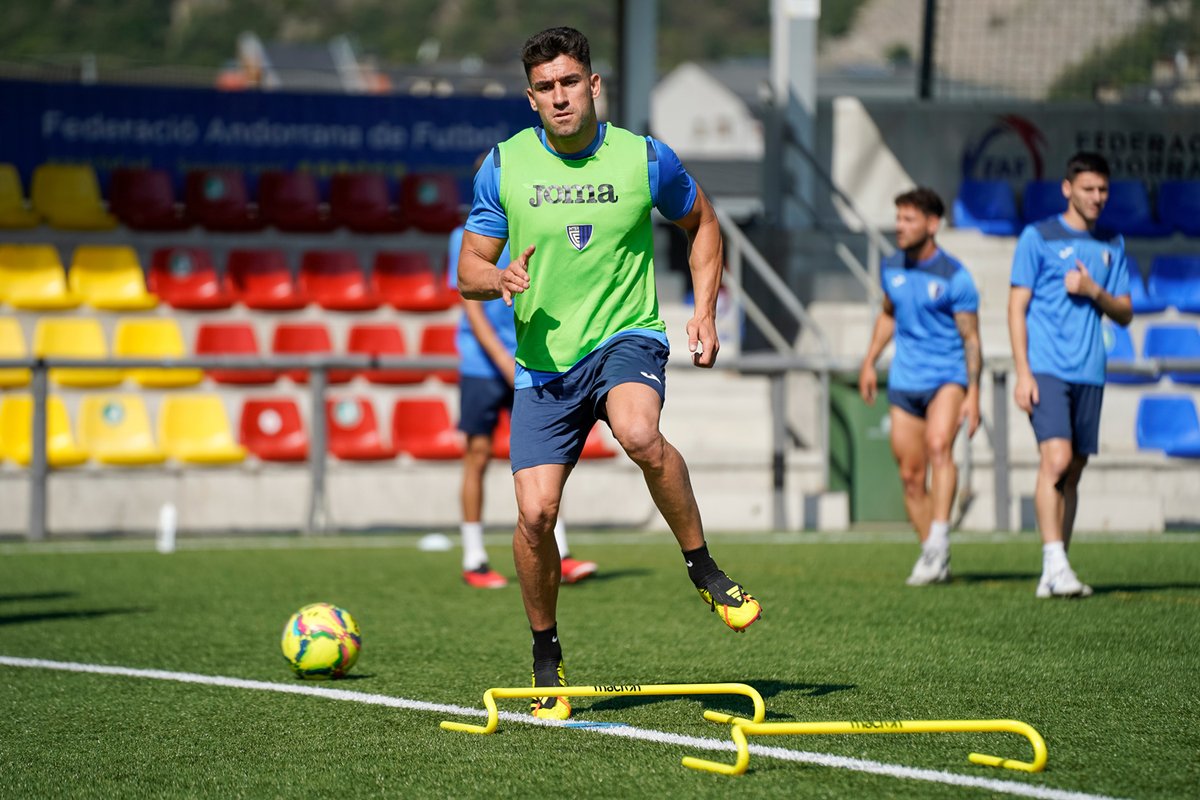 interescaldes's tweet photo. 💪🏻⚽ @eric_rn4

#seremmés💙🖤 #ConferenceLeague https://t.co/HlqAAGd2G3
