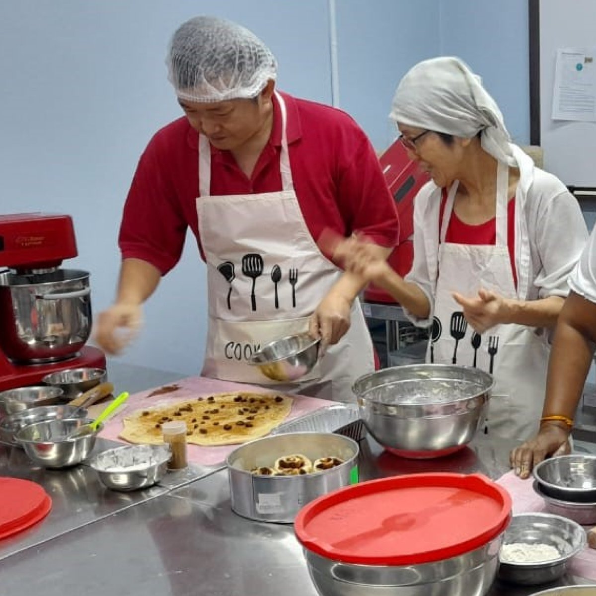 Henkel's tweet image. Together with the @projecthopeorg Welfare Association, #HenkelMalaysia hosted an 8-week #BakingWorkshop to empower 8 single parents &amp;amp; low-income individuals to start their own home-based baking businesses. 🚀🍰