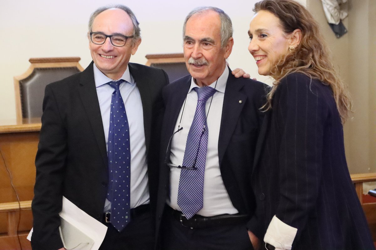 El profesor Vicente González Martín, condecorado con la Orden de la Estrella de Italia.

En atención a sus contribuciones académicas e investigadoras que refuerzan el acercamiento de aquel país con España.

➡️ saladeprensa.usal.es/node/137798