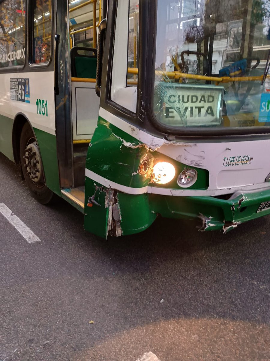 jotaleonetti's tweet photo. #CHOQUE EN #ALMAGRO 💥
En el auto viajaban una pareja y 2 menores.
También #SAME controló al chofer del #colectivo de #Linea56, sin lesiones.
Sigue la restricción en Independencia y José Marmol.

https://t.co/LjWd3dIZ2b https://t.co/2JG5hTFAqJ
