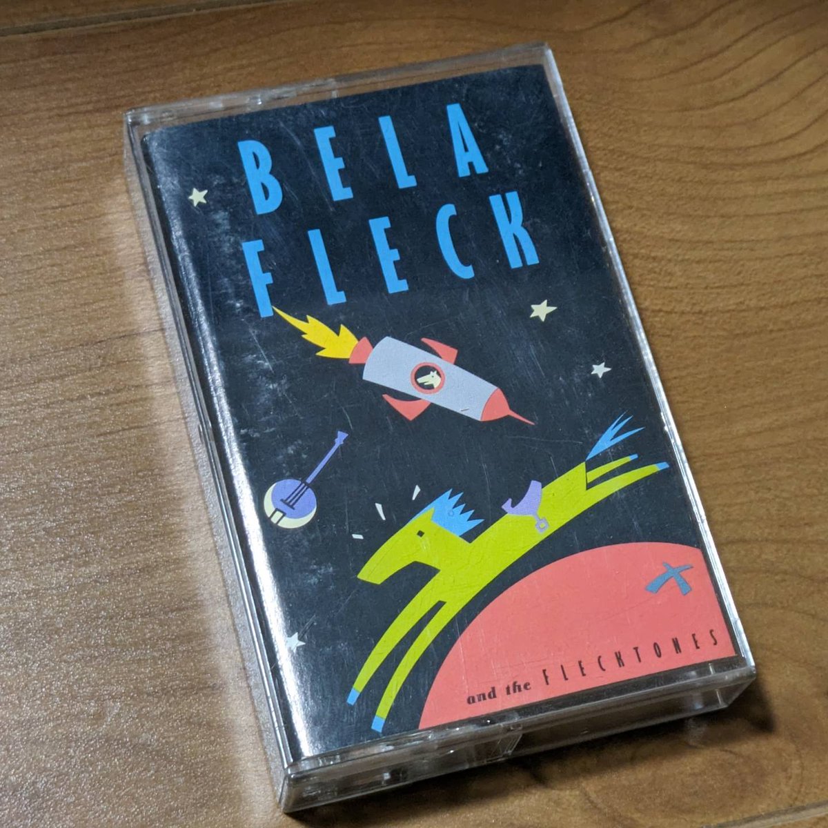 matatakuyah's tweet photo. 1991年のTelluride、FlecktonesとStreng In NumbersでのBela Fleck。その後New Grass RevivalとFlecktonesの来日公演にも行くことができました。なぜかFlecktones Japan Tourのポスターがあります。今このカセットテープを聴いてます。
#ベラフレック #belafleck #flecktones https://t.co/0kwCoSMohS