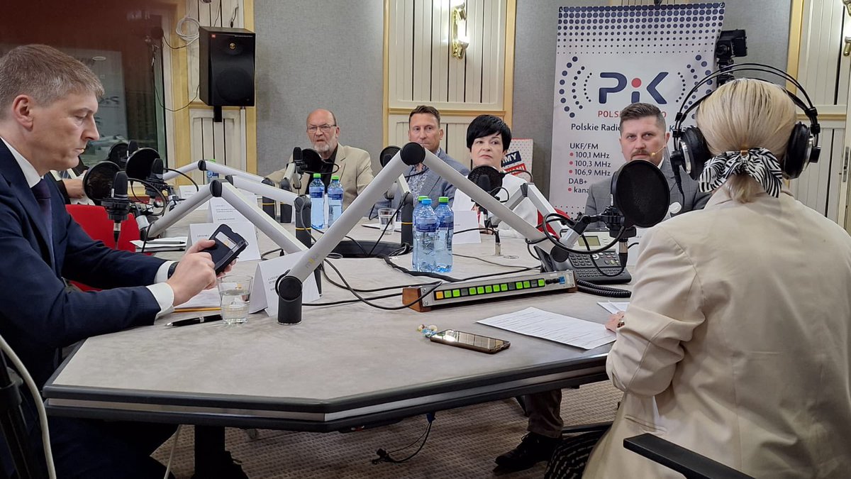 BorowiakJoanna's tweet photo. 🎙️ O tym, jaka powinna być Europa i o miejscu Polski w #UE mówiłam w dzisiejszej Debacie w #RadioPiK. Dziękuję za zaproszenie. 

Słuchaczy i wszystkich Państwa zapraszam do pójścia na wybory i oddania głosu na #ListaPiS. Nasza #BiałoCzerwona drużyna jest gwarantem obrony polskich spraw, bo mamy polskie obowiązki 🤝🇵🇱  
#Borowiak3️⃣ #TakdlaPolski