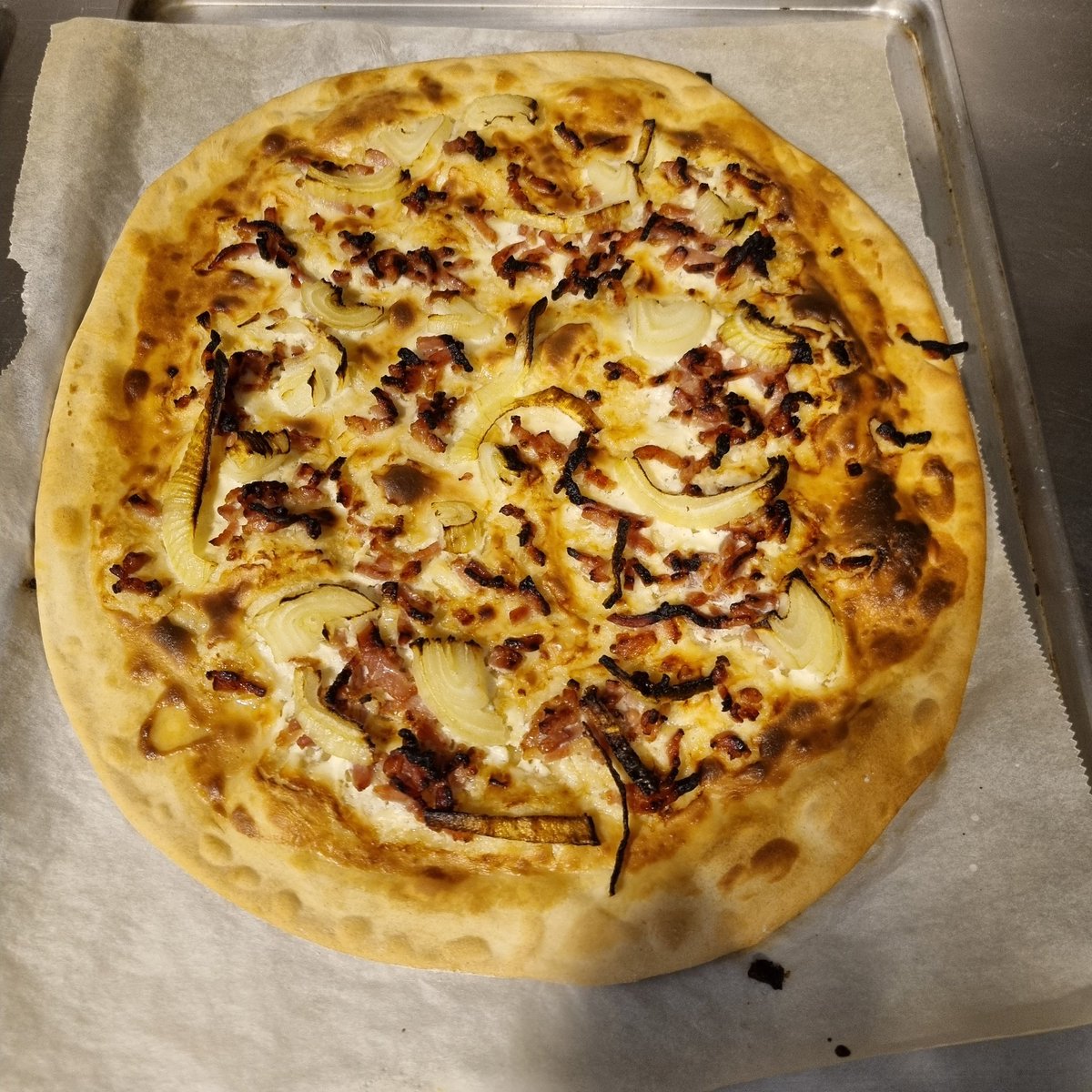 Test tarte flambée maison

Résultat : pate un peu épaisse et un poil trop salée à cause des lardons sinon c'est le 🔥