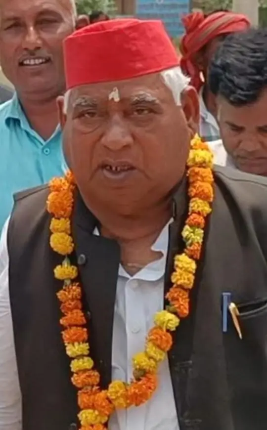 bstvlive's tweet photo. अयोध्या में समाजवादी पार्टी के उम्मीदवार अवधेश पासी के जीतने के बाद सोशल मीडिया पर काफी आपत्तिजनक कमेंट्स किए जा रहे हैं।

लेकिन अयोध्या पुलिस ने अभी तक कोई ऐक्शन नहीं लिया है। पूरे जनपद में ऐसे ट्वीट, फेसबुक पोस्ट और व्हाट्स एप संदेशों से भरा पड़ा है जहां अयोध्या वालों के लिए घिनौनी बातें कही जा रही है।

सोशल मीडिया पोस्ट की वजह से अयोध्या जनपद में सामाजिक तनाव का माहौल है। दोनो तरफ से एक दूसरे पर कमेंट्स किए जा रहे हैं।

अयोध्या वालों का बहिष्कार करने तक के संदेश प्रसारित हो रहे हैं। अयोध्या वालों को गालियां दी जा रही है। 

तरह तरह के अप्पतिजनक गाली गलौज के वीडियो वायरल हैं। 

पुलिस को सब जानकारी के बाद अभी तक इस पर रोक थाम की कोई कार्रवाई नहीं हुई।

#Ayodhya #BreakingNews #Awadheshpashi