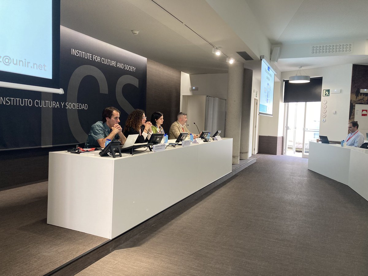 ICS Unav (@ics_unav) on Twitter photo Los expertos de la mesa redonda de Trastornos mentales coinciden en q el abuso de nuevas tecnologías aumenta el riesgo de conductas problemáticas como ciberacoso, sexting o juego online. Según <a href="/joaquinmgc/">Joaquín González-Cabrera</a> el 94,9% de los adolescentes tienen móvil y el 31,6% pasan +5h en internet. Los expertos de la mesa redonda de Trastornos mentales coinciden en q el abuso de nuevas tecnologías aumenta el riesgo de conductas problemáticas como ciberacoso, sexting o juego online. Según <a href="/joaquinmgc/">Joaquín González-Cabrera</a> el 94,9% de los adolescentes tienen móvil y el 31,6% pasan +5h en internet.