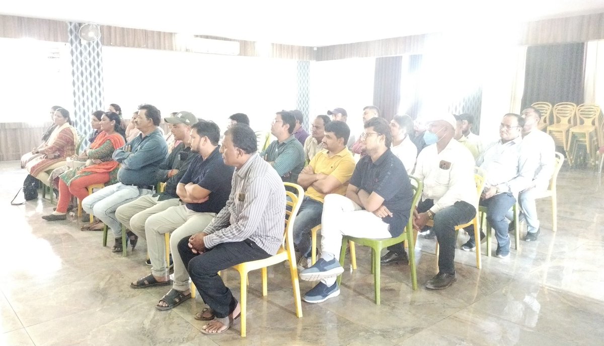 આજરોજ વિજાપુર ધારાસભ્ય પદે જંગી બહુમતીથી વિજયી થયેલ ડૉ. સી. જે. ચાવડા સાહેબનું વિજાપુર તાલુકા તલાટી કમ મંત્રી મંડળ ના પ્રમુખ શ્રી નિતીન જોષી તથા મંડળ ના સભ્યો દ્વારા સન્માન કરવામાં આવ્યું. <a href="/DrCJChavdaBJP/">Dr C J Chavda</a> <a href="/GRTMM1/">ગુજરાત રાજ્ય તલાટી મંત્રી મહામંડળ (OFFICIAL)</a>