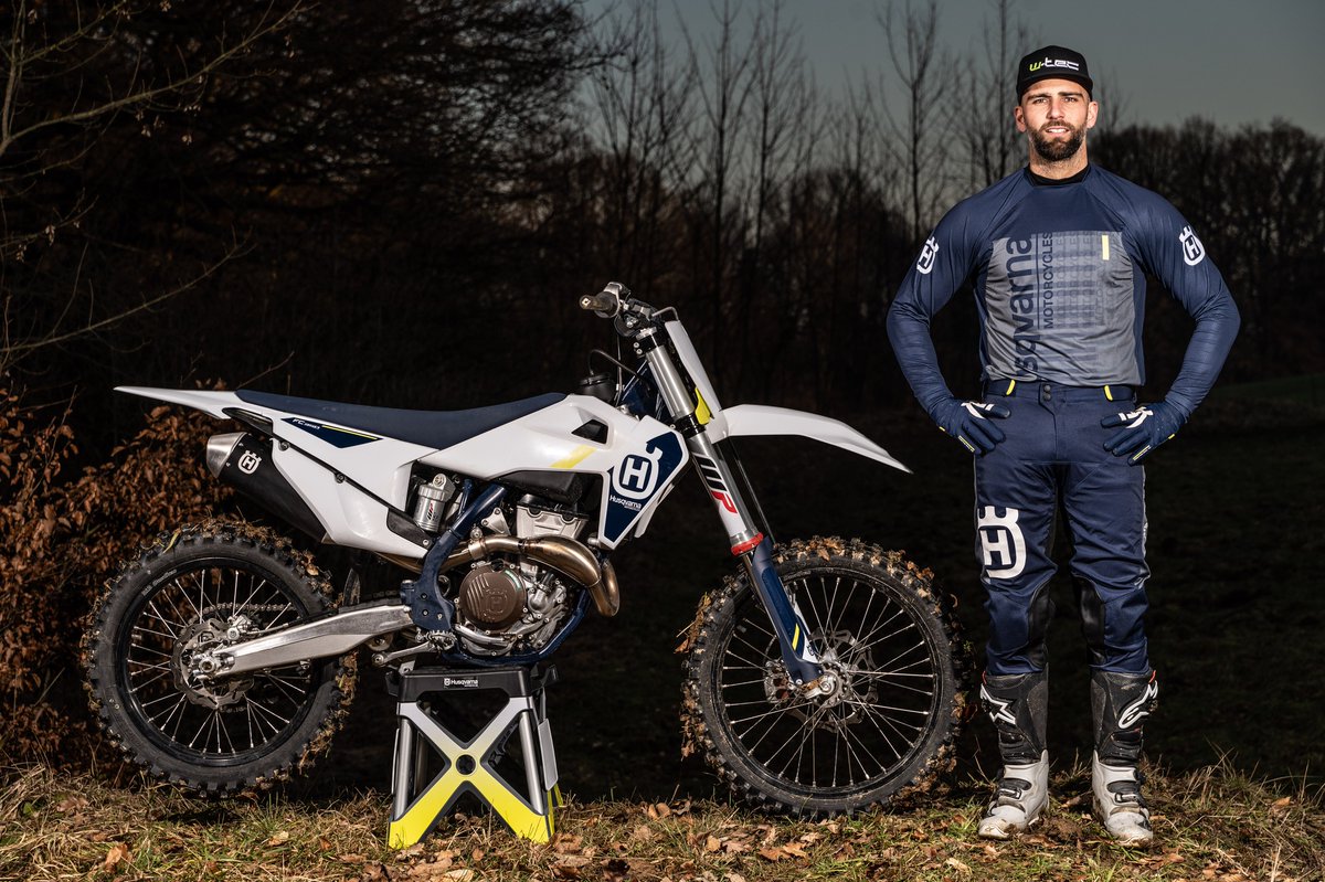 TÝM FESH FESH ROZŠÍŘÍ KASKADÉR ADAM „SPECIAL“ PESCHEL
Závodní tým FESH FESH Tomáše Vrátného plánuje další spolupráci s motorkářem. Pod vlajkou FESH FESH by se měl Rallye DAKAR v roce 2025 zúčastnit Adam „Special“ Peschel.
Celý článek zde: bit.ly/3VqPm8p
