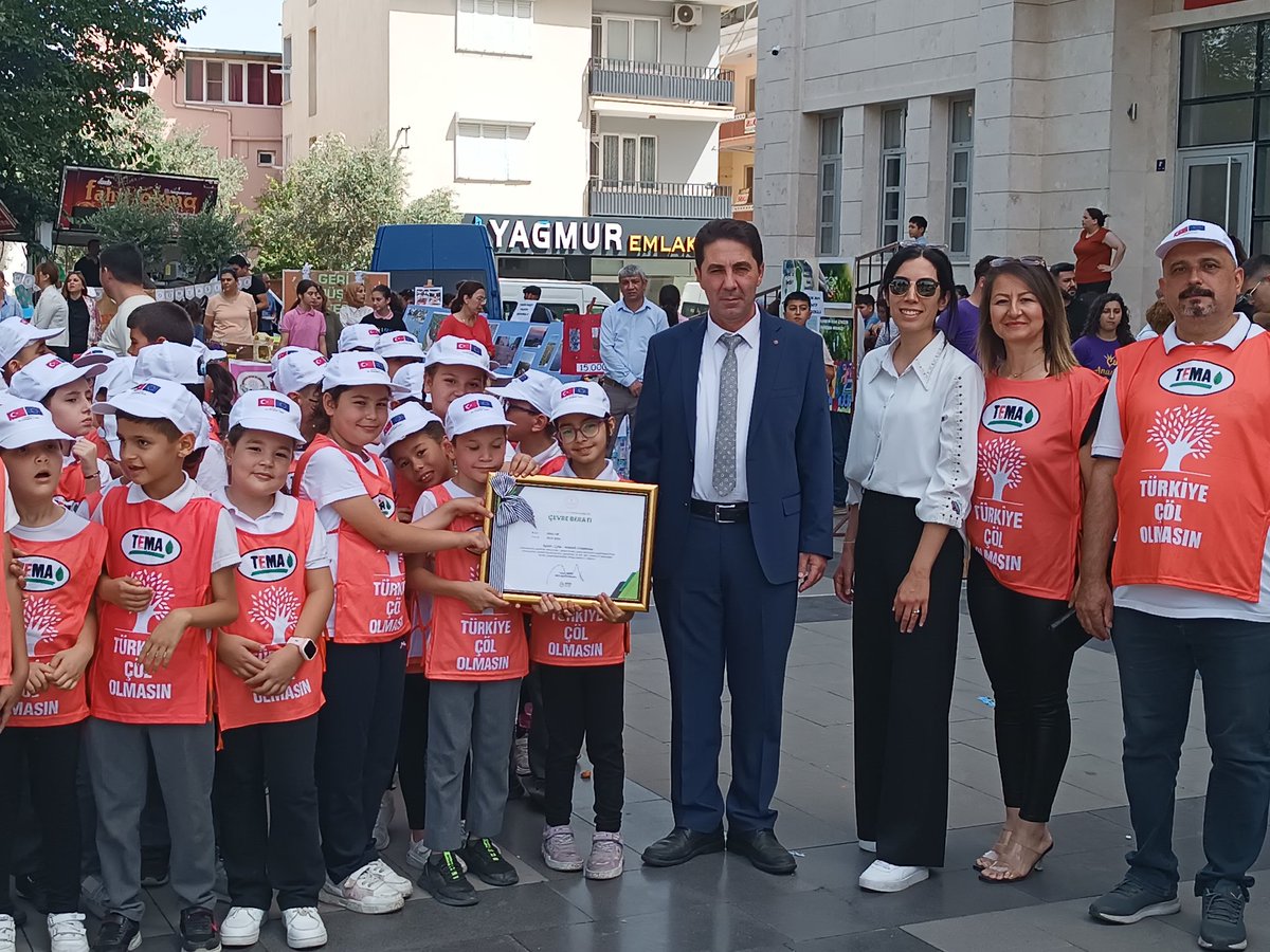 İl Milli Eğitim Müdürümüz Sayın Süleyman EKİCİ, Sıfır Atık İyi Uygulama Yapan Okul Yarışmasında İl Birincisi olarak kazandığımız Çevre Beratı'nı Okul Müdürümüz Sayın Korhan KARACA'ya takdim etti. <a href="/tcmeb/">Millî Eğitim Bakanlığı</a> <a href="/Yusuf__Tekin/">Yusuf Tekin</a> <a href="/Aydin_MEM/">Aydın İl Millî Eğitim Müdürlüğü</a> <a href="/CineIlce/">Çine İlçe Milli Eğitim</a> <a href="/ekicis20/">Süleyman EKİCİ</a> <a href="/KYavuzkan/">Sadık Yavuzkan</a> <a href="/KorhanKaraca7/">Korhan Karaca</a>