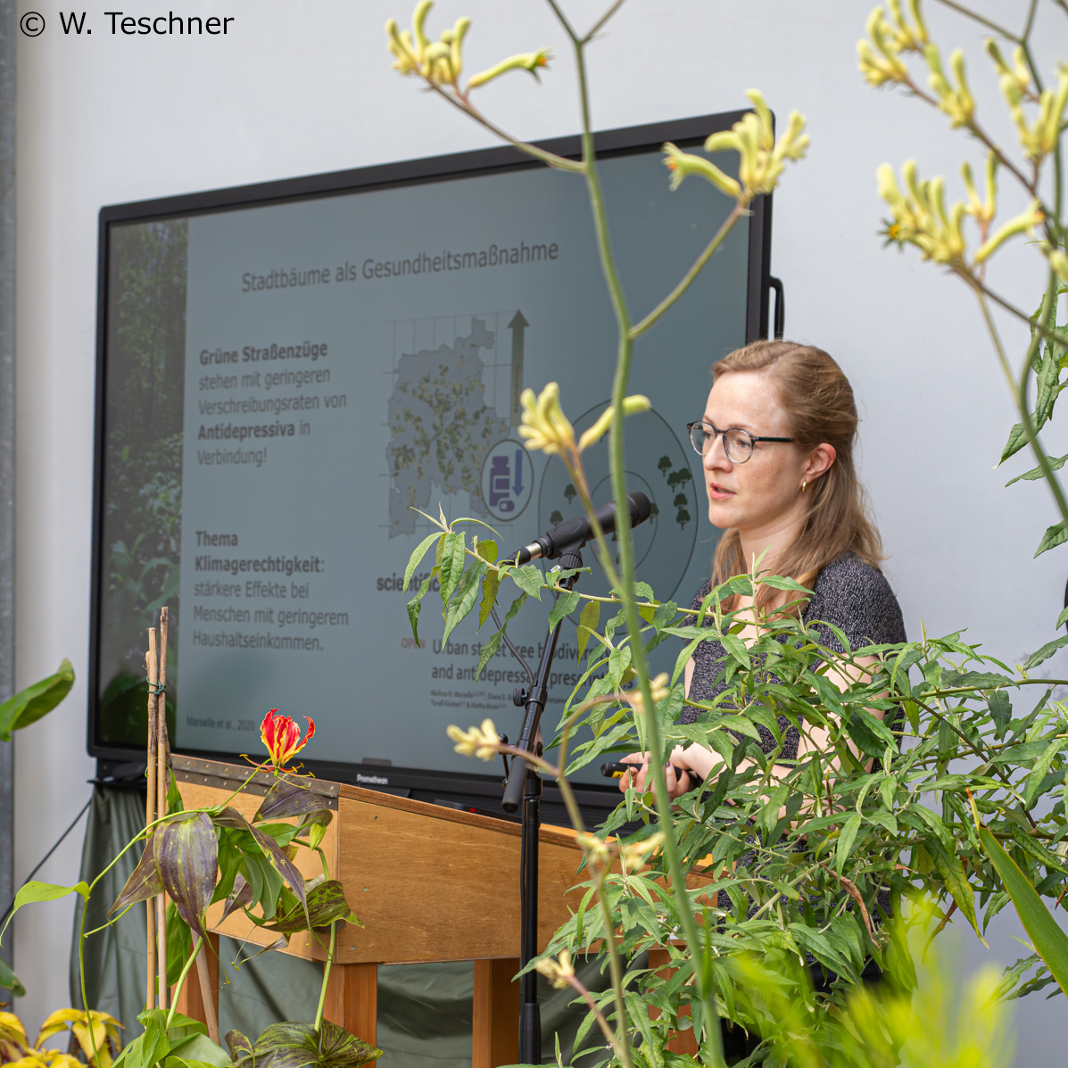 idiv's tweet image. Communicating #biodiversity research to the public: Dr Marie Meemken at Leipzig's Nature Conservation week talking about the influence of urban greenery and trees🌳 on our health.❤️@UFZ_de @StadtLeipzig #wisskomm