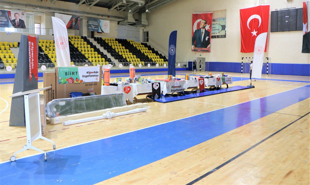 "Spor Aşkı Engel Tanımaz" projesi çerçevesinde ilimize ulaşan spor malzemeleri, yapılan törenle özel eğitim veren okullara dağıtıldı.

siirt.gsb.gov.tr/HaberDetaylari…

<a href="/OA_BAK/">Dr. Osman Aşkın Bak</a> <a href="/gencliksporbak/">Gençlik ve Spor Bakanlığı 🇹🇷</a>