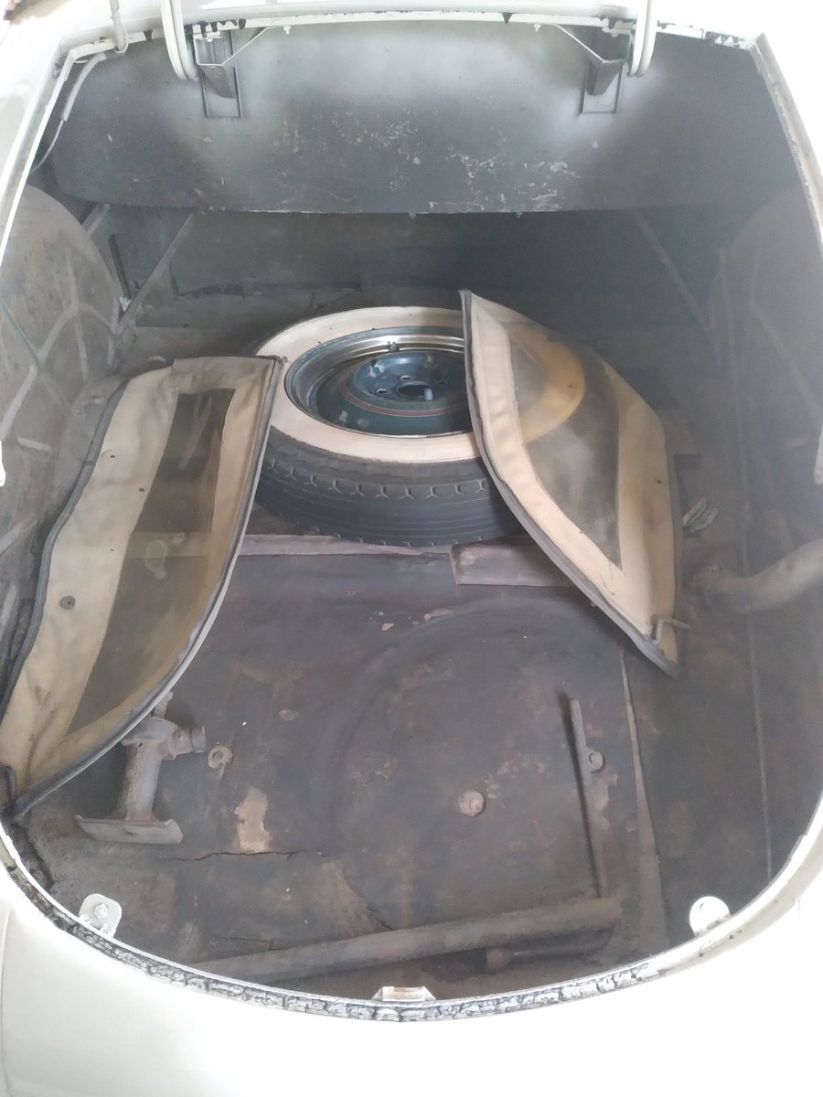 OfficialLWH's tweet photo. #FDR's 1940s #Willys #Roadster. A close up view of the interior and trunk with the door windows. Willys made the #Jeep. Offically named as Model 440 later known as the #Americar #LWH @GaStateParks @FDRLibrary @NPS_HydePark #antiquecars https://t.co/JuQ9S1qr7e
