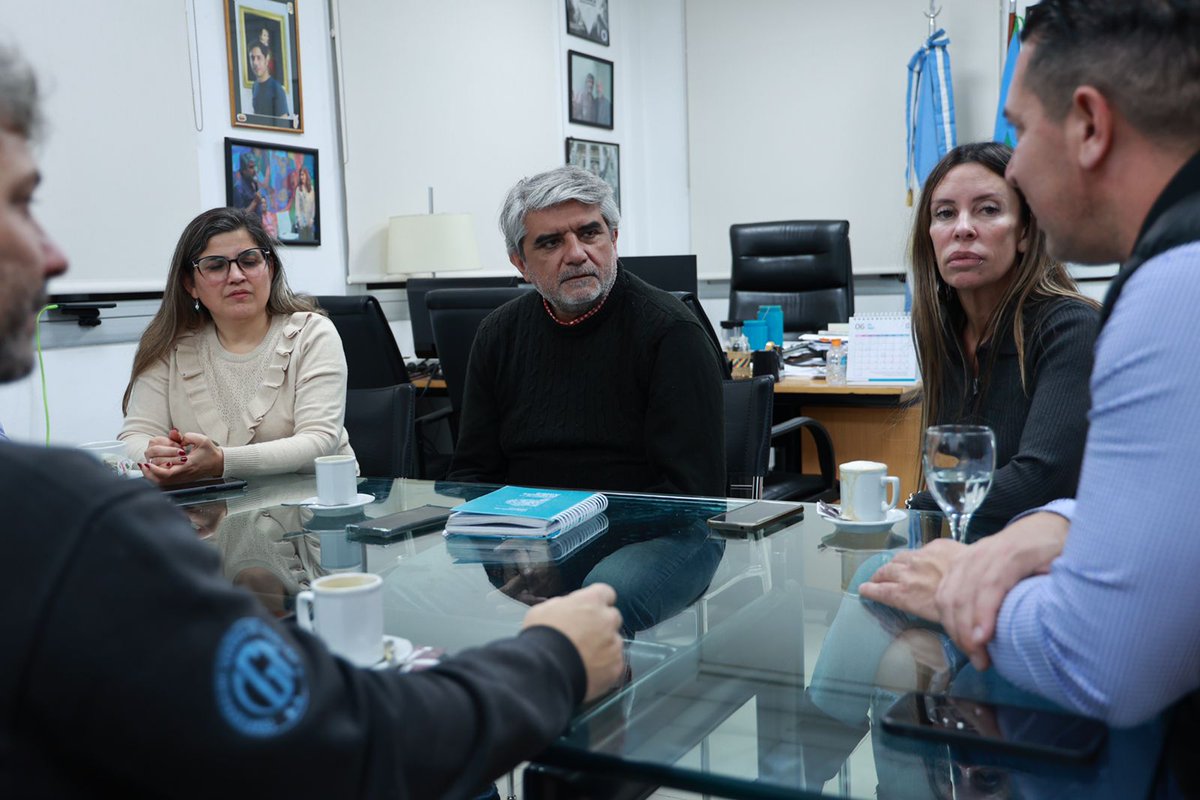 Esta mañana recibí en la sede de <a href="/TrabajoPBA/">Trabajo PBA</a> a Sabrina Paredes <a href="/sabriparedessec/">Sabrina Paredes</a>, quien se va a desempeñar en la dirección de Análisis y Promoción del Empleo.

Junto a la subsecretaria de Empleo, Cecilia Soiza y la directora provincial de Empleo, Claudia Lazzaro, conversamos 👇