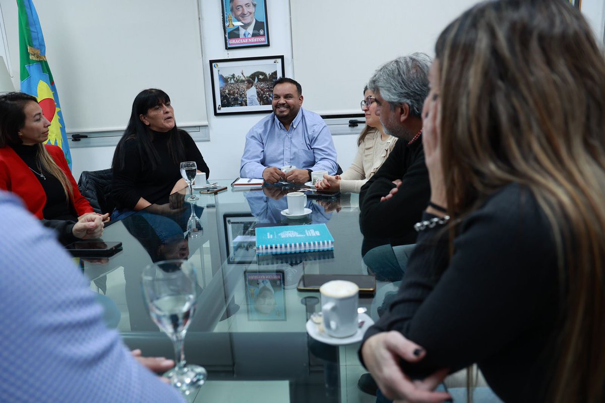 acerca de la importancia de la gestión de esta cartera en este contexto. Acompañaron la Sec. Adj de la 62 Organizaciones, Karina Moyano; el secretario de encuadre del sindicato de comercio, Sergio Ortiz; y el secretario adjunto de la <a href="/PrensaFGB/">FGB - PRENSA</a>, Matias Velazquez.