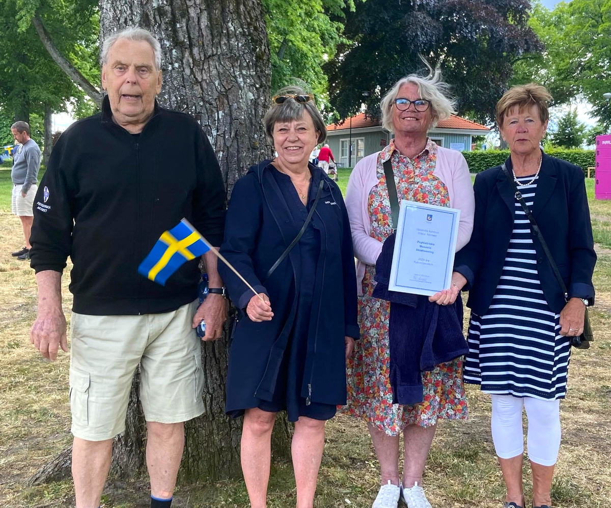 psykmuseet's tweet photo. Stolta och glada över att Psykiatriska museets stödföreningen har tilldelats Västerviks kulturstipendium, som vi på bilden fick motta i Stadsparken 📷 #nationaldag #stadsparken #kulturstipendium #västervik https://t.co/Uz1fQvKHLO