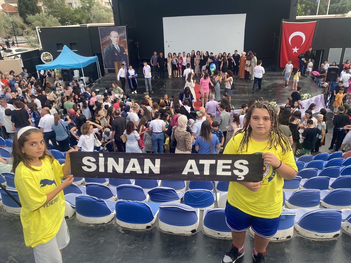 selmaateskazanc's tweet photo. Bu bir mezuniyet fotoğrafı,
gözyaşları içinde çektiğim 

Çocuklarımın masum bakışları arasında çektiğim,

Çünkü Dayısı ve Dedesi yaşıyor olsaydı 
Onlar mutlu olacaktı.

Siz bizden bir can almadınız
Kocaman bir Aile aldınız…

Allah hesabını sorsun

#SinanATESiçinAdalet 
#SinanınAteşiHepiniziYakacak