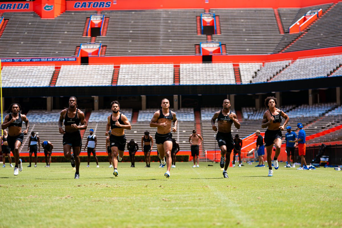 GatorsFB's tweet photo. Work. 🐊 https://t.co/fyuUj3l6Lk
