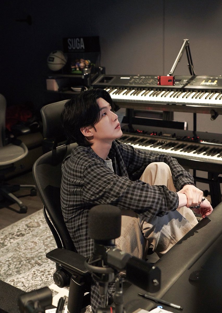 YOONGlYOONGI's tweet photo. he 🥹🤏🏻 https://t.co/XRpaQNaVwK