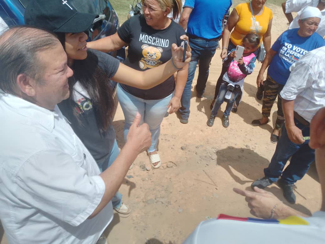 LaCausaRVe's tweet photo. Nuestro compañero @AndresVelasqz va en avanzada rumbo a #Guasipati y así reporta graficamente como está el camino, con la gente a ambos lados de la carretera, esperando el paso de @MariaCorinaYA hacia el sur de #Bolivar #VamosAGanarConEdmundo https://t.co/M9Zwz80BUQ