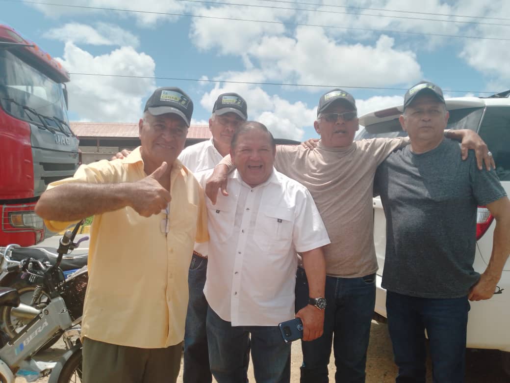 LaCausaRVe's tweet photo. Nuestro compañero @AndresVelasqz va en avanzada rumbo a #Guasipati y así reporta graficamente como está el camino, con la gente a ambos lados de la carretera, esperando el paso de @MariaCorinaYA hacia el sur de #Bolivar #VamosAGanarConEdmundo https://t.co/M9Zwz80BUQ