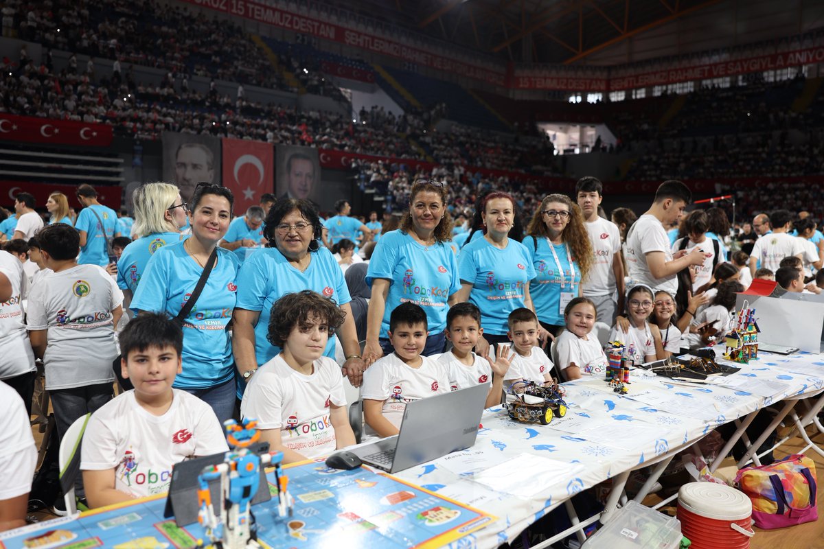 🌟 Robokod İzmir Bilişim ve Kodlama Şenliği muhteşem bir katılımla gerçekleşti! 🌟

Etkinliğimizde, kodlama ve bilişim dünyasına adım atan gençler ve profesyoneller harika bir gün geçirdi. İlham verici buluşmalarda herkesin isteği ve coşkusu harikaydı!

Katılan tüm