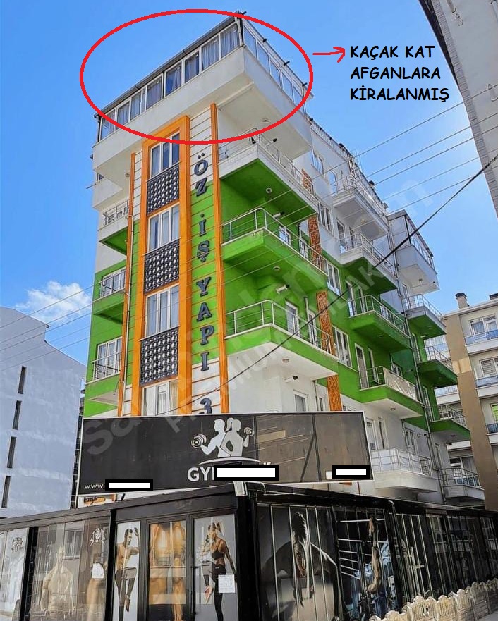 volkan_giritli's tweet photo. Şimdi size TV'lerde izlemeniz istenen haberleri bırakın da gerçek gündemi ele alalım.
Afyon'da Burcu Köksal'ı Valiliğe Şikayet eden Iraklı Çakal ve Avanelerini yazacağım şimdi 32 kısım tekmili birden.

Iraklı çakalın Afyon'daki işyeri aşağıdaki görsellerde. Sığıntının işyeri kaçak.

Iraklı Çakalın işyeri normalde 40 metrekare bir yer, ama görsellerde de göreceğiniz üzere apartmanın ortak kullanım alanlarına tecavüz ederek işyerini 75 metrekareye büyütmüş.

Binadaki mal sahipleri bu duruma karşı çıkmış, şikayet etmiş ama işyeri Akp'li belediye döneminde açıldığı için şikayetler dikkate alınmamış, AKP'li belediye çakal Iraklıya tabiri caiz ise "yol vermiş".

Yani bu sığıntı çakalın işyeri kaçak, çünkü işyerine yaptığı bu eklemelerle mal sahiplerinin izni olmadan belediyeye ruhsat için başvuramaz. 
Dolayısıyla Burcu Hanım'ın bahsettiği gibi belediyede bu sığıntının herhangi bir başvurusu yok. 

AKP'li rant çetesi buna yürü demiş bu da yürümüş, belediye Burcu Hanım'a geçince de bunu oraya yerleştiren sözde milliyetçi olan çakal emlakçının verdiği akıl ile gidip valilikte çare aramaya kalkmış.

Bakınız ilk görselde aynı binanın en üst katında da kaçak kat var ve bu kaçak kat da Afganlara kiralanmış.

Ayrıca burada şöyle de bir şey var, bir önceki dönem belediye başkanı bu kaçak işyerine acaba ne karşılığında göz yummuş? 

AKP'li belediye başkanının ve o dönem yetkililerinin tamamının yargılanması gerekir, ama burası Türkiye, kim ne yaparsa yanına kar kalıyor.
Türk Milleti olarak Burcu Köksal'ın yanındayız...
#BurcuKöksalYalnızDeğildir #perşembe