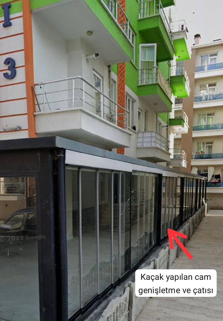 volkan_giritli's tweet photo. Şimdi size TV'lerde izlemeniz istenen haberleri bırakın da gerçek gündemi ele alalım.
Afyon'da Burcu Köksal'ı Valiliğe Şikayet eden Iraklı Çakal ve Avanelerini yazacağım şimdi 32 kısım tekmili birden.

Iraklı çakalın Afyon'daki işyeri aşağıdaki görsellerde. Sığıntının işyeri kaçak.

Iraklı Çakalın işyeri normalde 40 metrekare bir yer, ama görsellerde de göreceğiniz üzere apartmanın ortak kullanım alanlarına tecavüz ederek işyerini 75 metrekareye büyütmüş.

Binadaki mal sahipleri bu duruma karşı çıkmış, şikayet etmiş ama işyeri Akp'li belediye döneminde açıldığı için şikayetler dikkate alınmamış, AKP'li belediye çakal Iraklıya tabiri caiz ise "yol vermiş".

Yani bu sığıntı çakalın işyeri kaçak, çünkü işyerine yaptığı bu eklemelerle mal sahiplerinin izni olmadan belediyeye ruhsat için başvuramaz. 
Dolayısıyla Burcu Hanım'ın bahsettiği gibi belediyede bu sığıntının herhangi bir başvurusu yok. 

AKP'li rant çetesi buna yürü demiş bu da yürümüş, belediye Burcu Hanım'a geçince de bunu oraya yerleştiren sözde milliyetçi olan çakal emlakçının verdiği akıl ile gidip valilikte çare aramaya kalkmış.

Bakınız ilk görselde aynı binanın en üst katında da kaçak kat var ve bu kaçak kat da Afganlara kiralanmış.

Ayrıca burada şöyle de bir şey var, bir önceki dönem belediye başkanı bu kaçak işyerine acaba ne karşılığında göz yummuş? 

AKP'li belediye başkanının ve o dönem yetkililerinin tamamının yargılanması gerekir, ama burası Türkiye, kim ne yaparsa yanına kar kalıyor.
Türk Milleti olarak Burcu Köksal'ın yanındayız...
#BurcuKöksalYalnızDeğildir #perşembe