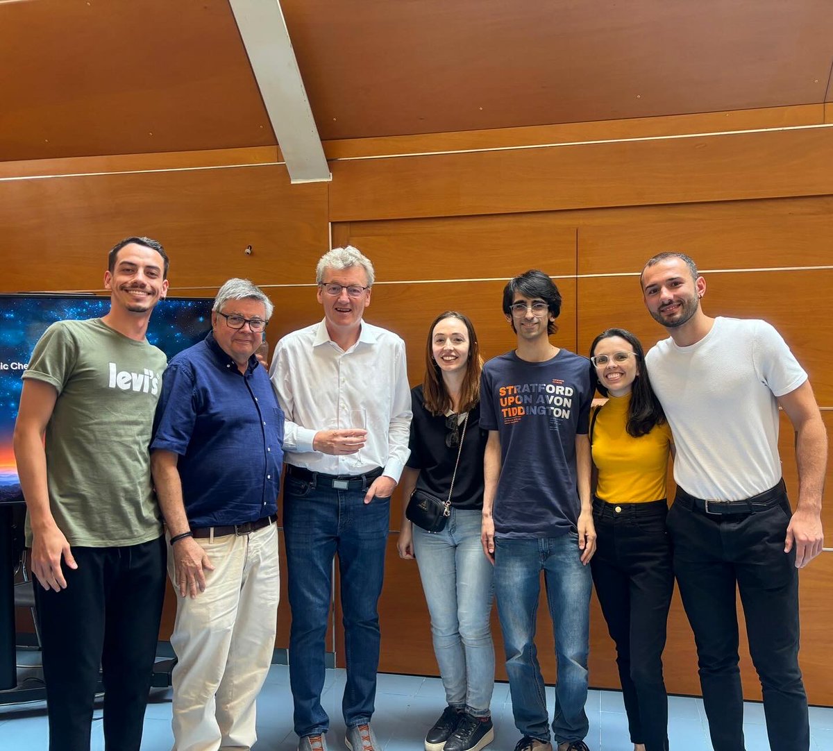 Today in Barcelona at  Ramon Llull University, I had the incredible opportunity to meet Prof. MacMillan, the 2021 Nobel Prize winner in Chemistry! An unforgettable experience discussing science with one of the greatest minds of our time. 🔬✨ #NobelPrize #Barcelona #RamonLlull