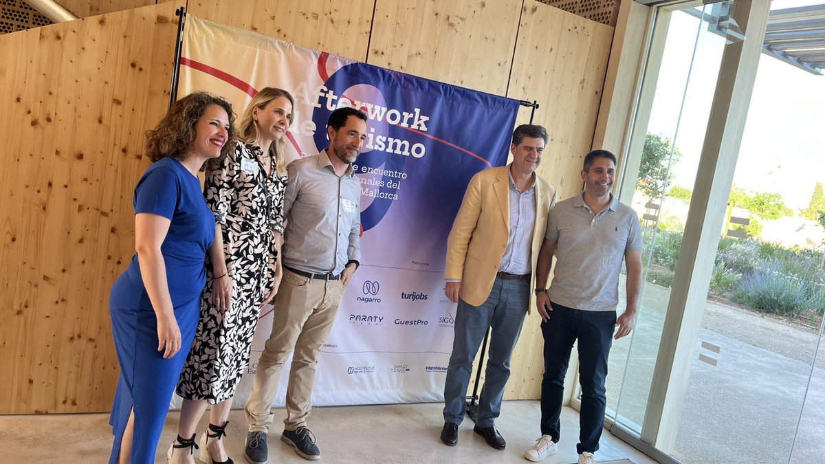 apsl_tech's tweet photo. ✨¡Gran tarde la de ayer en Casa @esmentcomunidad! 

📌Patrocinamos el "9º Afterwork de turismo", un espacio de networking para que profesionales del sector tengan la oportunidad conectar y compartir ideas y proyectos. 

#Networking #Turismo #CasaEsment https://t.co/NRVJLDRg4U