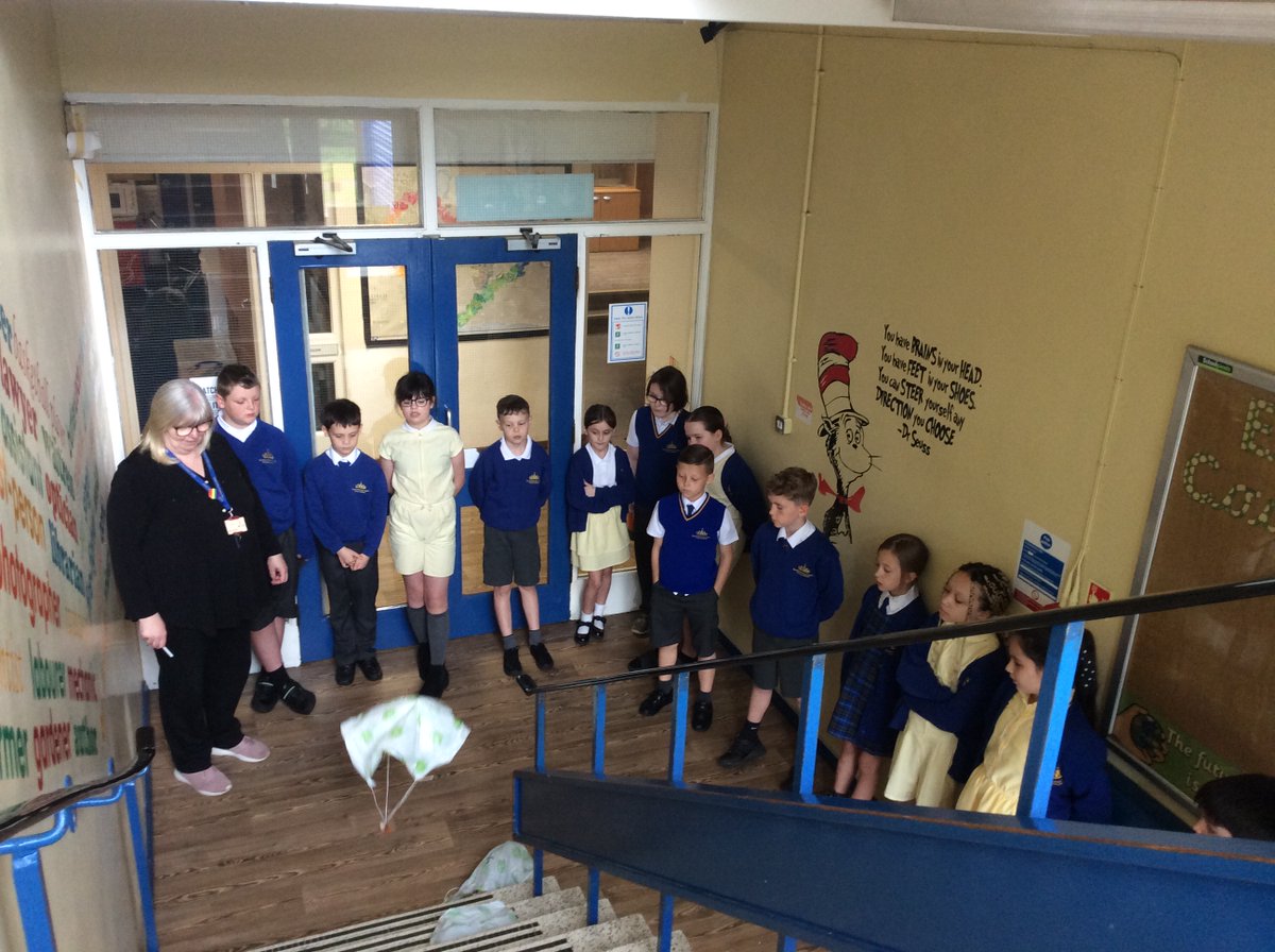 MrsForbesQP's tweet photo. This is always a firm favorite science experiment. 
Does the surface area of a parachute effect the speed in which it drops?
The answer is YES! The bigger the surface area, the more air resistance is created and the slower the parachute will fall. 
@NMELLIS1 @QueensCoEURC https://t.co/R8tUdUGai7