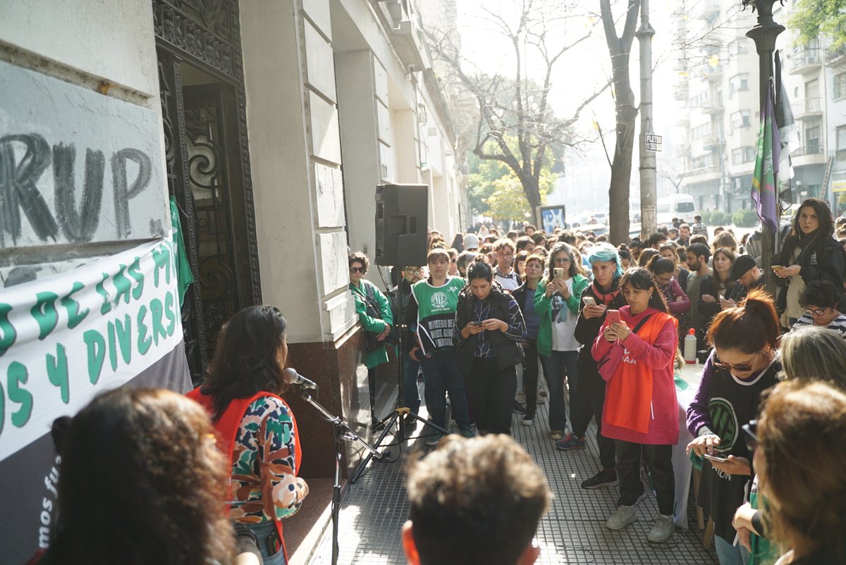soyingridbeck's tweet photo. Trabajadoras de la Subsecretaría de Protección contra la Violencia de Género defienden su fuente de trabajo y la vida de las mujeres. El Gobierno despidió al 80% de su planta. Es el fin de los dispositivos de acompañamiento para las víctimas. Hay licencia para matar. https://t.co/WL2iZ48lkY