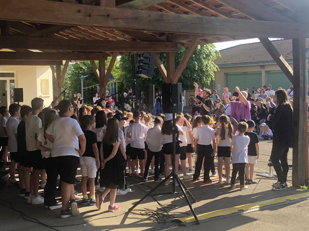 CPDmusique55's tweet photo. @DSDEN55 @55_verdun @GervasoniAngli1  @daac_nancy_metz @INECCLorraine @ESouilly  Sous un soleil radieux, les enfants de Souilly font swinguer leurs voix, restitution de leur travail autour du jazz. Bravo à tous les acteurs de ce projet, enfants et adultes ! 🤩👏 https://t.co/hbmSlC2BGy