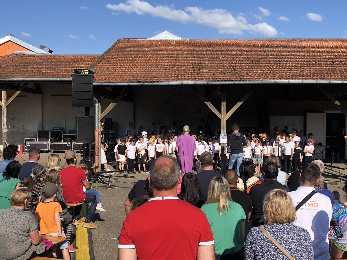 CPDmusique55's tweet photo. @DSDEN55 @55_verdun @GervasoniAngli1  @daac_nancy_metz @INECCLorraine @ESouilly  Sous un soleil radieux, les enfants de Souilly font swinguer leurs voix, restitution de leur travail autour du jazz. Bravo à tous les acteurs de ce projet, enfants et adultes ! 🤩👏 https://t.co/hbmSlC2BGy
