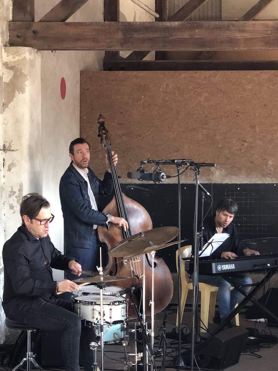 <a href="/DSDEN55/">DSDEN55</a> <a href="/55_verdun/">IEN VERDUN 55</a> <a href="/GervasoniAngli1/">Gervasoni Angélique</a>  <a href="/daac_nancy_metz/">Sophie Renaudin #EAC #lecture #oral #territoires</a> <a href="/INECCLorraine/">INECC Lorraine / a quitté X le 19 novembre 2024</a> <a href="/ESouilly/">école de Souilly</a>  Sous un soleil radieux, les enfants de Souilly font swinguer leurs voix, restitution de leur travail autour du jazz. Bravo à tous les acteurs de ce projet, enfants et adultes ! 🤩👏