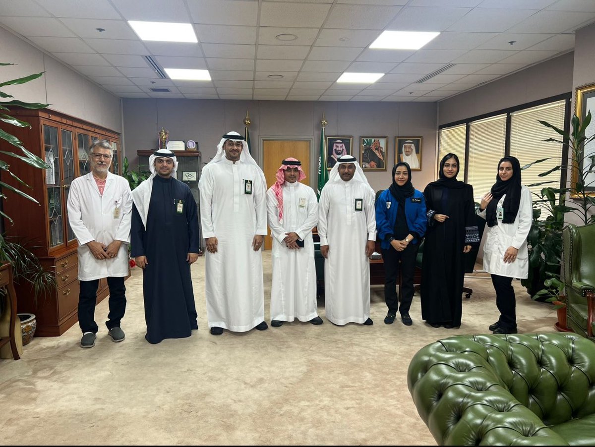 استقبل سعادة عميد كلية الطب أ.د عمر سعاده بمكتب سعادته رائدة الفضاء السعودية الدكتوره مريم فردوس بحضور وكلاء كلية الطب ا.د سمير الحارثي والدكتوره فاطمة كامل وبحضور الدكتوره هديل السفياني والدكتور طه مصري لمناقشة اوجه التعاون في البحث العلمي وطب الطيران والفضاء.