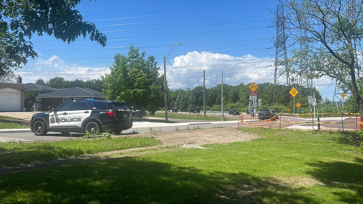 eric_vienneau's tweet photo. At Scenic Drive near an entrance to the Chedoke Radial Trail, police are turning away vehicles and pedestrians. Armoured vehicle and OPP are on scene. https://t.co/fxPdc5Vqm5