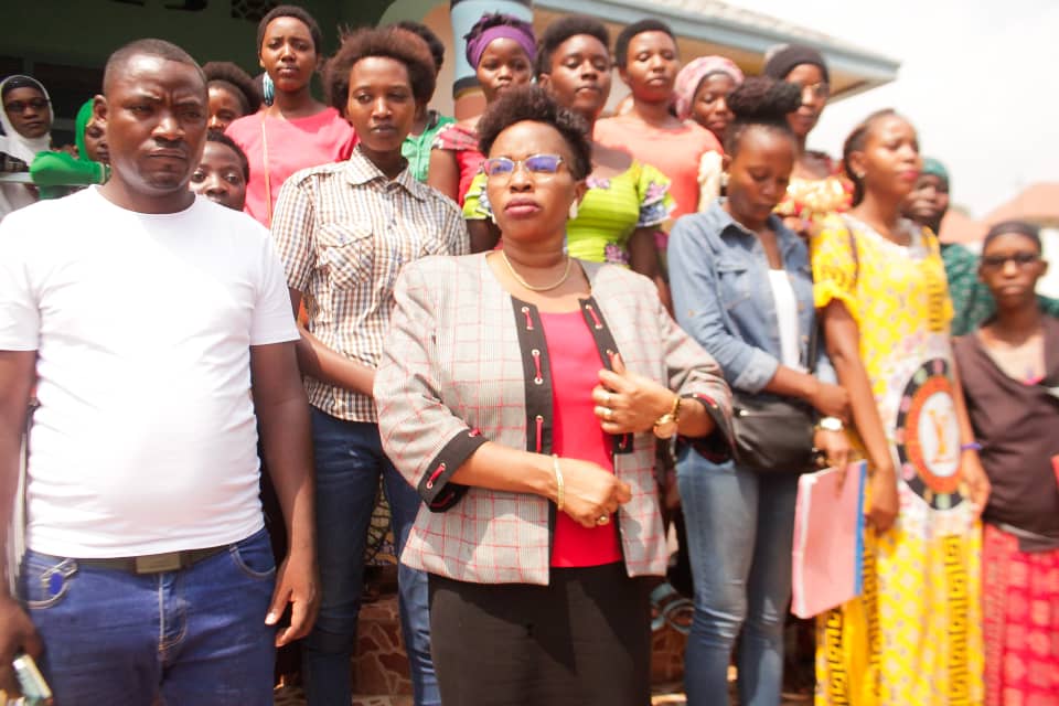 murerwasolange1's tweet photo. Kur'uyu wa 6Ruheshi,nari ndamutse nishikira  ku cicaro c'ikigo #STJO nsanzwe ndongoye, mu ntumbero yokwirabira uko abigeme n'abakenyezi bariko barakurikirana inyigisho zizobafasha gukorera mu bihugu vy'abarabu ziriko ziragenda.
Tubibutse ko kwiyandikisha ari k'ubuntu. https://t.co/OeLR4YQXp6